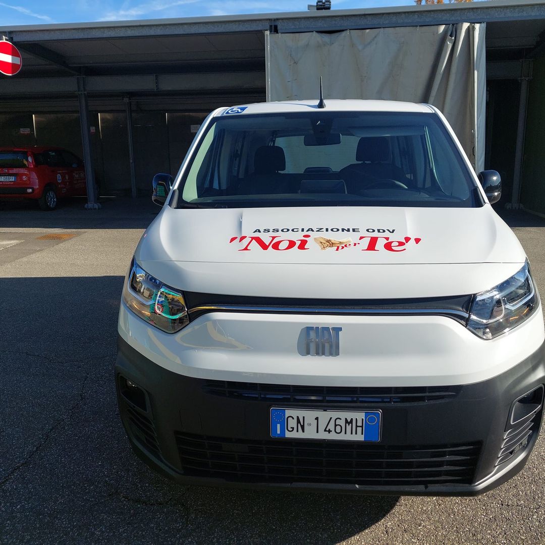 Il fronte di un Fiat Doblò bianco con il logo Noi per Te sul cofano