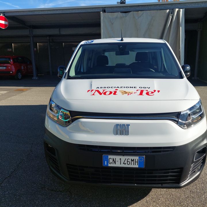 Il fronte di un Fiat Doblò bianco con il logo Noi per Te sul cofano