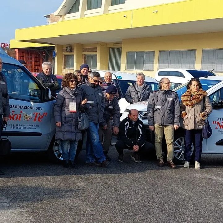 I volontari dell'associazione riuniti accanto ai mezzi