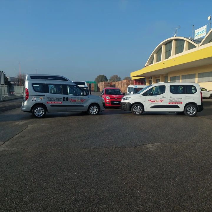 I pulmini attrezzati di Noi per Te parcheggiati nel cortile della sede a Pievesestina di Cesena