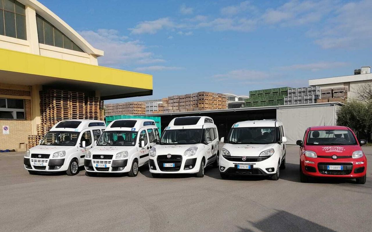 I pulmini dell'associazione Noi per Te parcheggiati davanti alla sede di Pievesestina di Cesena