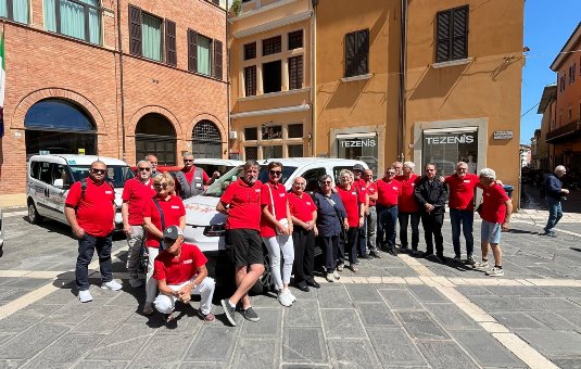 I volontari dell'associazione Noi per Te riuniti in piazza a Cesena con i pulmini
